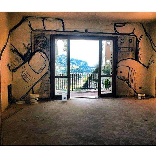 Porta finestra con disegnata intorno una macchina fotografica