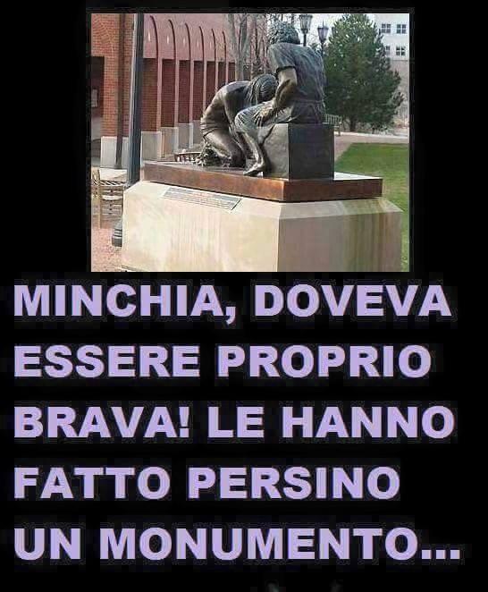Foto Divertente: Statua con donna inginocchiata davanti ad un uomo