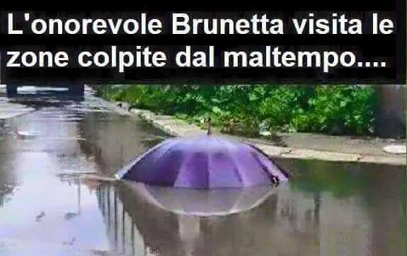 Ombrello immerso in acqua con sotto Brunetta