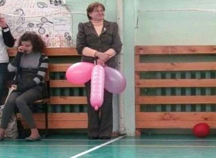 Foto Divertente: Donna con palloncini rosa di forma fallica!