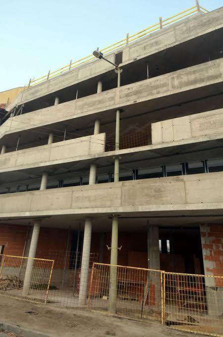 Lampione cementato dentro ad un palazzo