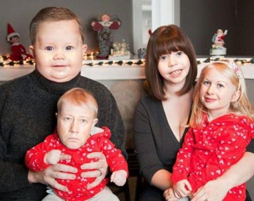 Foto Divertente: Genitori con visi da bambini che tengono in collo bambini 