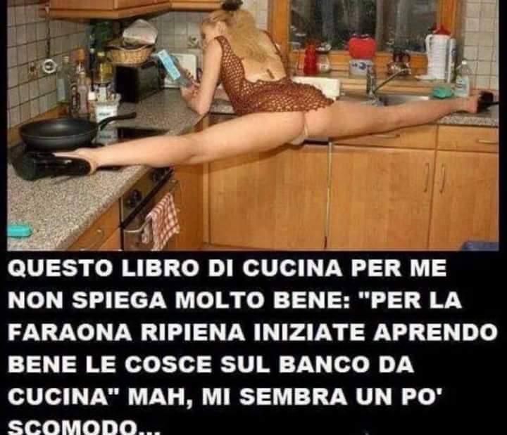 Foto Divertente: Donna che fa una spaccata sulla cucina per preparare la faraona