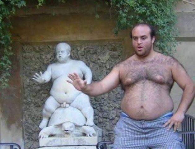 Uomo che fa l'imitazione di una statua