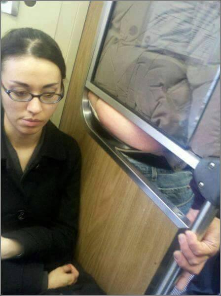 Foto Divertente: Uomo in treno con pantalone che lascia intravedere il sedere