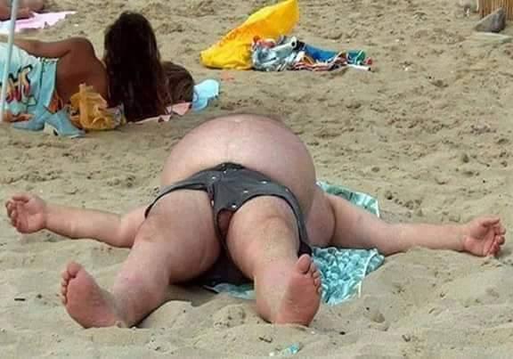 Foto Divertente: Uomo che prende il sole con pancia e costume troppo largo