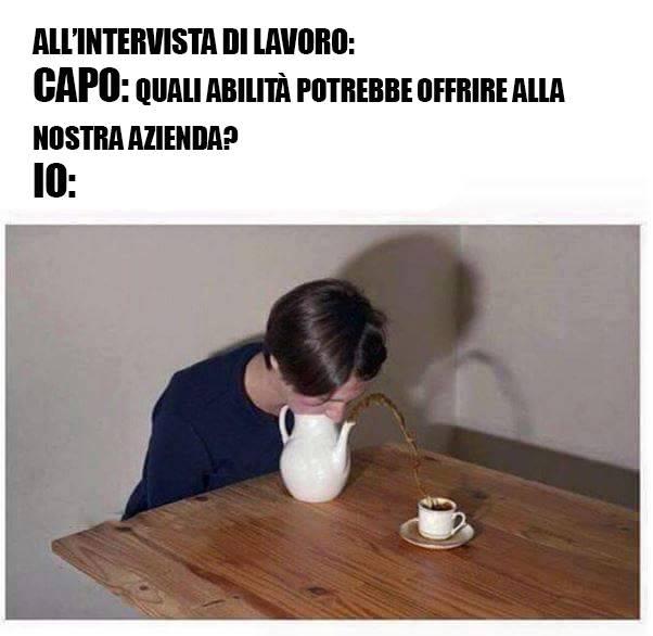 Foto Divertente: Donna che soffia nella teiera e fa uscire il the