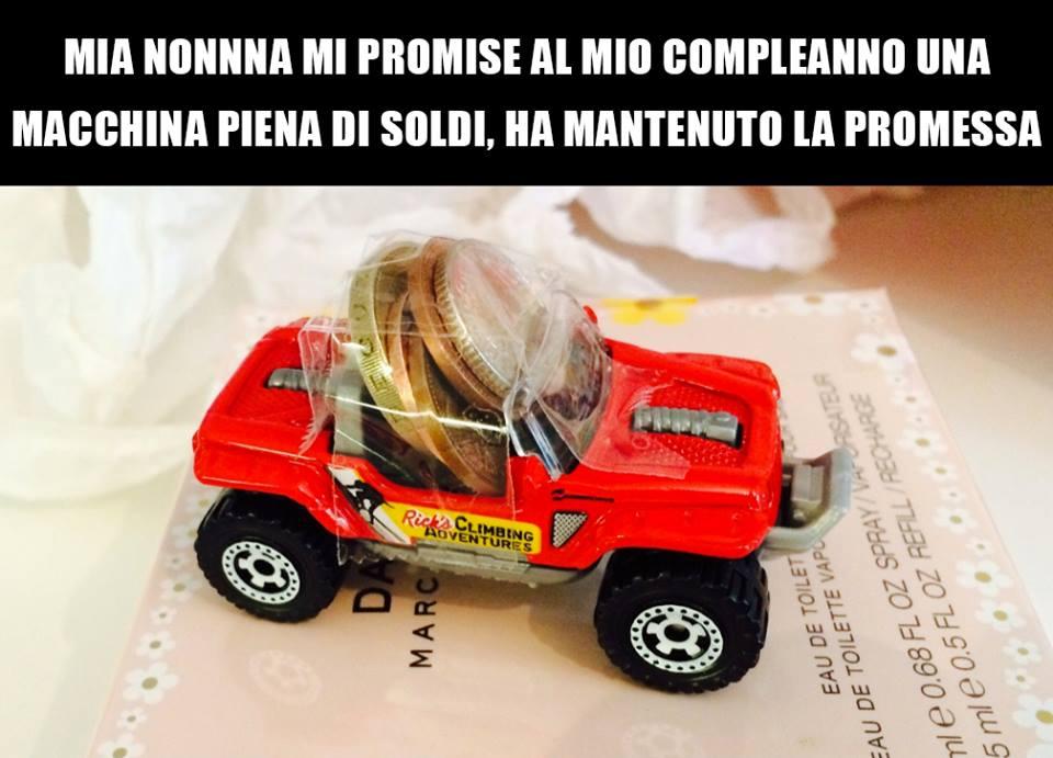 Macchinina con dentro dei soldi