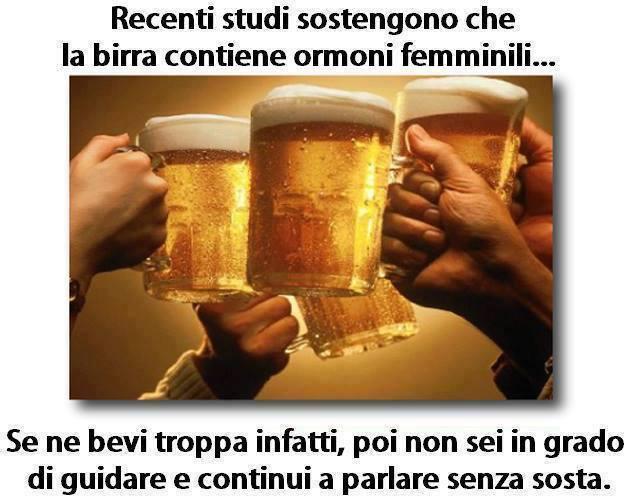 Brindisi con i calici della birra ed i suoi effetti