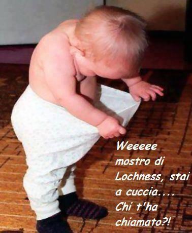 Foto Divertente: Bambino che si guarda dentro ai pantaloncini