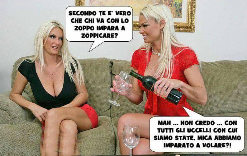 Foto Divertente: Due bionde che parlano di uccelli sedute sul divano 