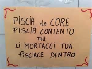 Foto Divertente: Cartello di un wc pubblico che indica dove fare pipì
