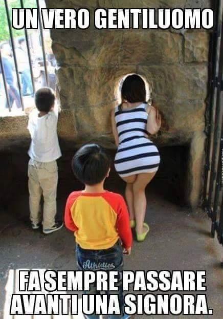 Foto Divertente: Ragazzo osserva il sedere ad una ragazza mentre guarda panorama