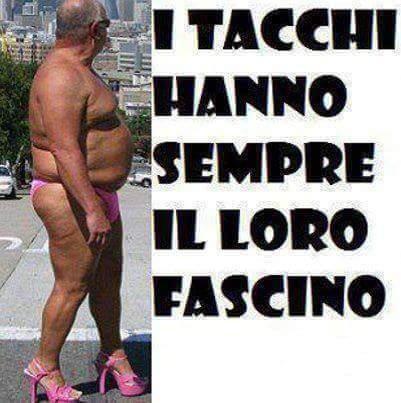 Foto Divertente: Uomo in costume da bagno e tacchi a spillo