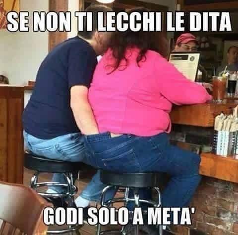 Uomo che mette la mano nei pantaloni della sua donna