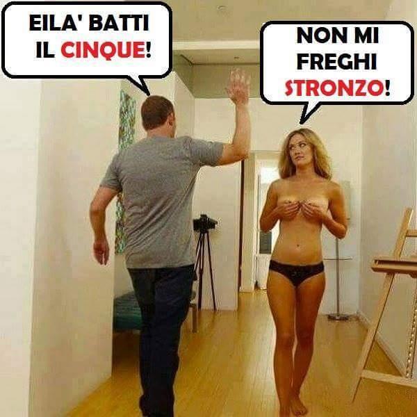 Foto Divertente: Donna che si copre il seno e uomo che vuole battere il cinque