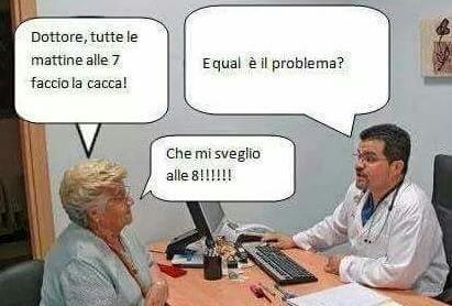 Signora che spiega al dottore il problema dell'incontinenza