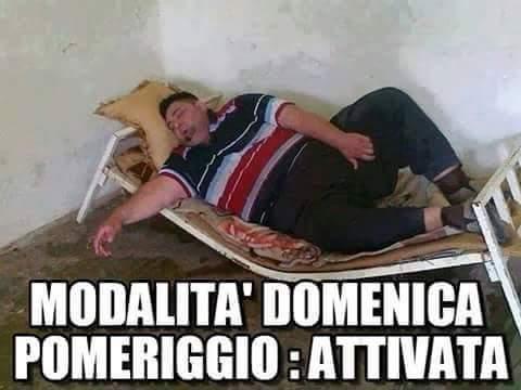 Uomo sdraiato su una brandina