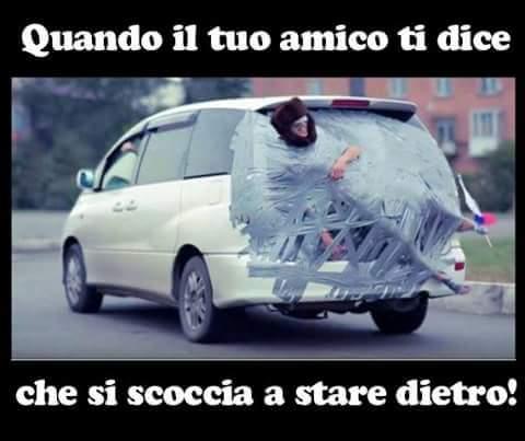 Ragazzo scocciato dietro alla macchina