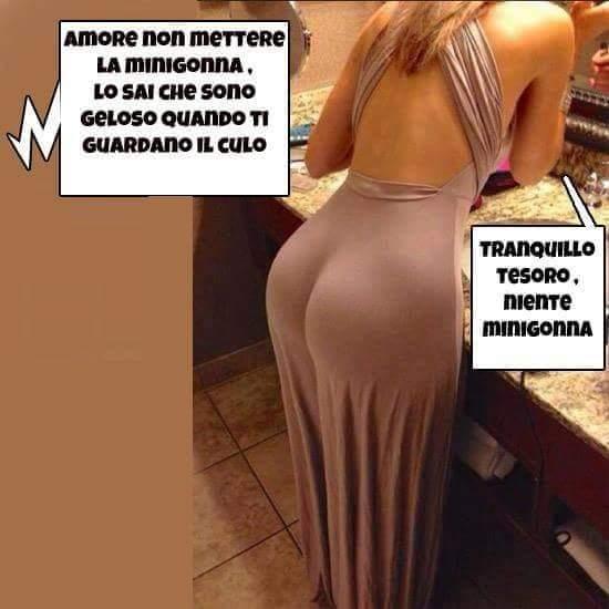 Foto Divertente: Donna in bagno con vestito lungo che mette in evidenza i glutei