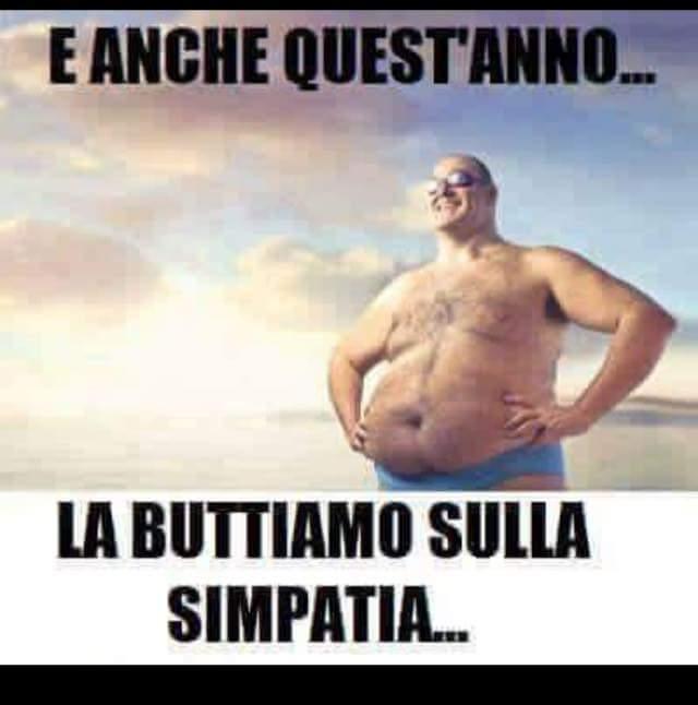 Uomo grassoccio in riva al mare che punta sulla simpatia