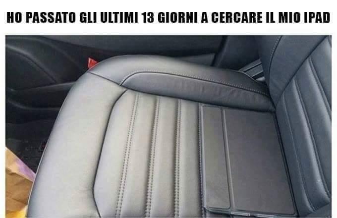 I-pad che si mimetizza nel sedile della macchina