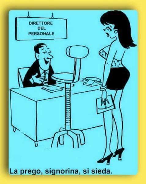 Foto Divertente: Ragazza con minigonna su una sedia alta al colloquio di lavoro