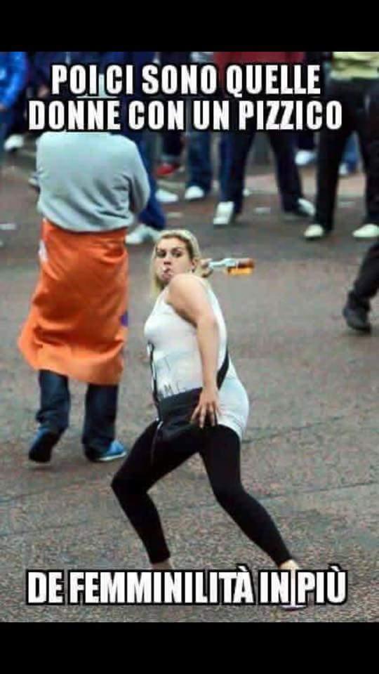 Foto Divertente: Donna poco femminile che lancia una bottiglia