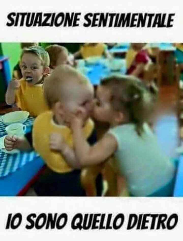 Foto Divertente: Bambino geloso del suo amico che viene baciato da una bambina
