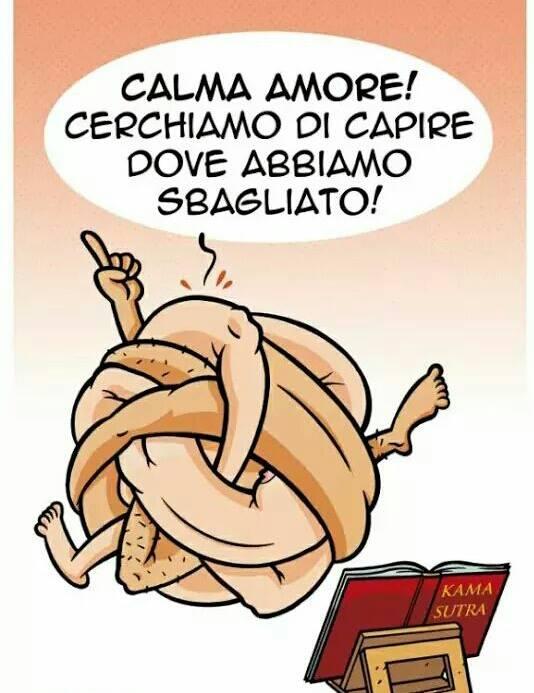 Foto Divertente: Coppia arrotolata che cerca di imitare posizione del kamasutra