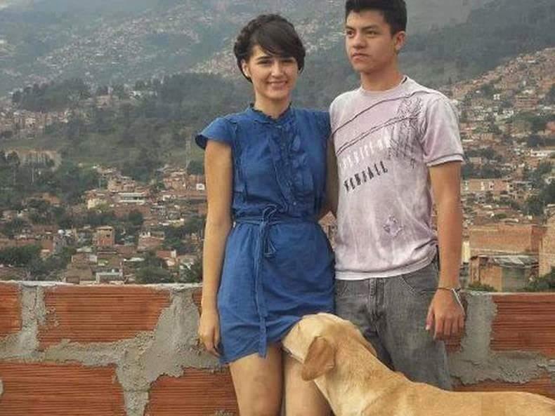 Foto Divertente: Cane che mette la testa nel vestito della donna durante una foto