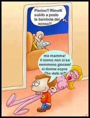 Il nipote che gioca con la bambola gonfiabile
