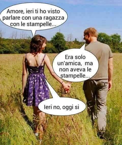 Foto Divertente: Donna gelosa che passeggia con il fidanzato che l'ha tradita