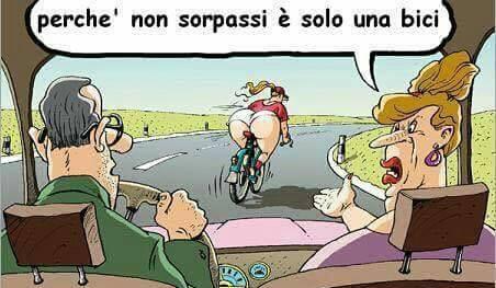 Foto Divertente: In macchina marito non supera la bici con una donna nuda