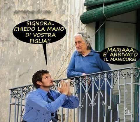 Uomo che sale sul balcone per chiedere la mano della figlia