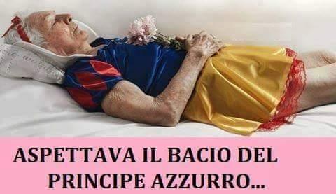 Anziana che dorme vestita da Biancaneve..aspetta il principe