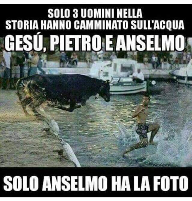 Uomo che cammina sull'acqua perchè rincorso dal toro