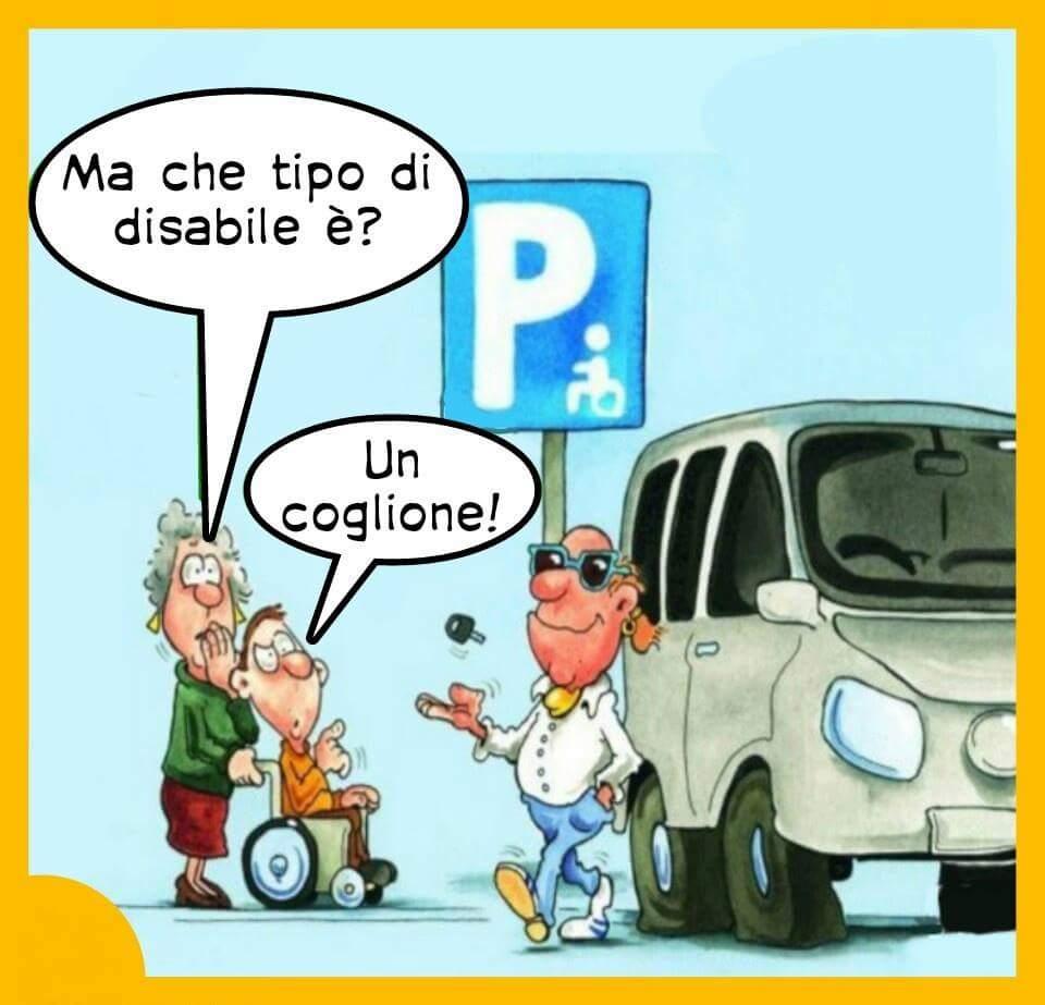 Foto Divertente: Uomo parcheggia sul posto per disabili