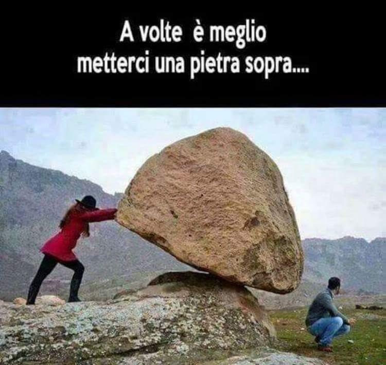 Donna che spinge un masso su un uomo
