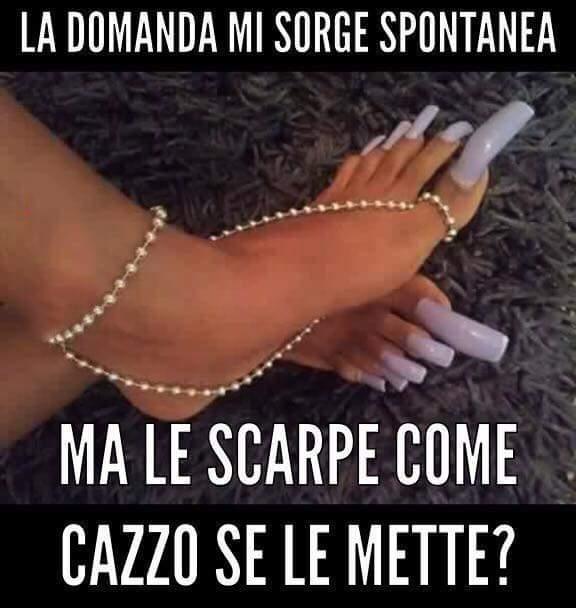 Piedi di donna con unghie lunghissime
