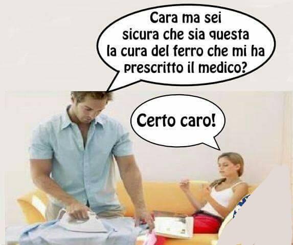 Foto Divertente: Uomo che stira pensando che sia quella la cura di ferro