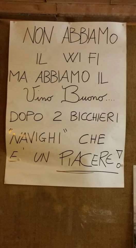 Foto Divertente: Cartello nel ristorante indica che per navigare basta il vino