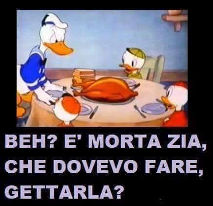 Foto Divertente: Paperino che mette in tavola un pollo: la zia scomparsa!