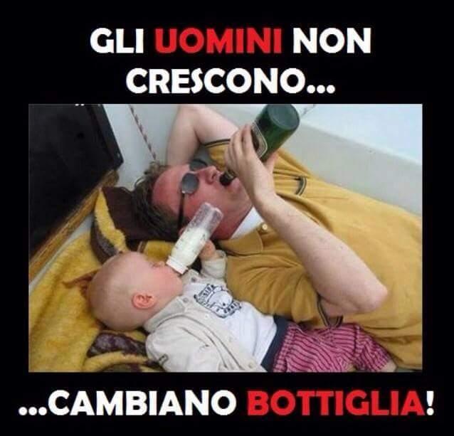 Foto Divertente: Babbo che beve birra e figlio il biberon