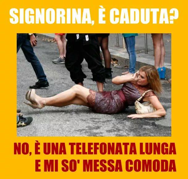 Foto Divertente: Donna caduta a terra mentre è al cellulare