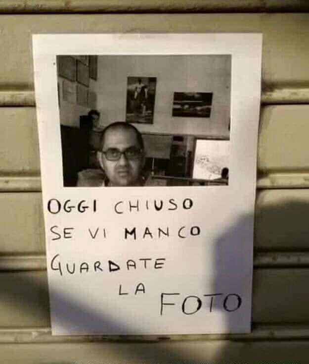 Cartello con foto del proprietario del negozio