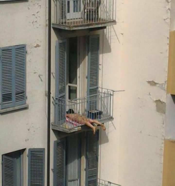 Donna che prende il sole sul balcone