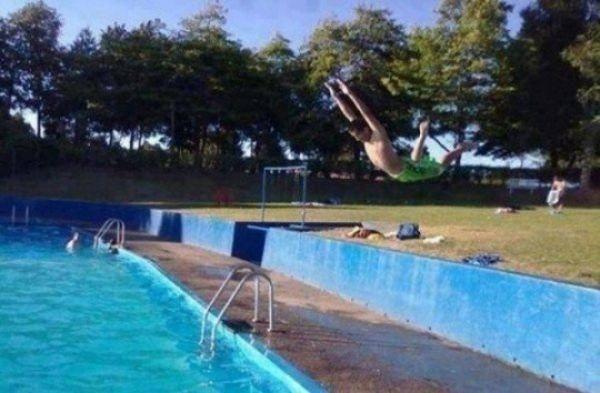 Ragazzo che si tuffa in piscina ma finisce sul bordo