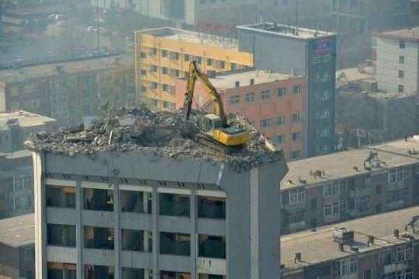 Ruspa che lavora sul tetto di un palazzo