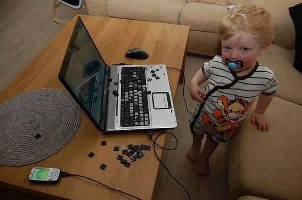 Foto Divertente: Bambino che ha tolto i tasti dal pc portatile